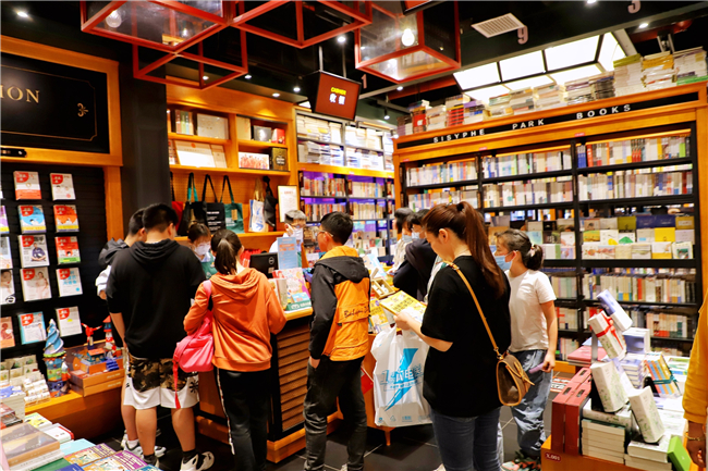 前来书店阅览图书的市民也络绎不绝.jpg
