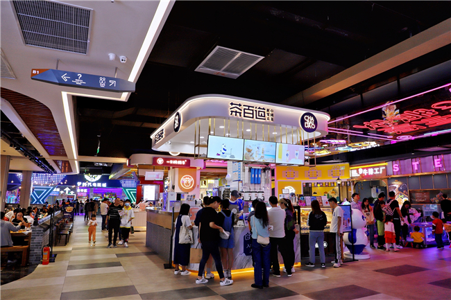 安顺国贸购物中心各类美食店前排满了顾客.jpg