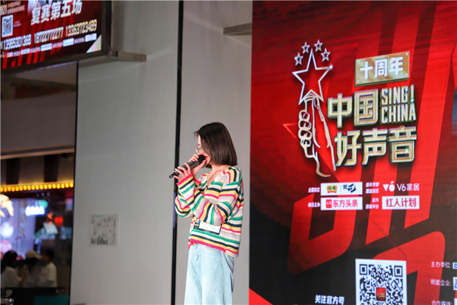 参赛选手正在台上演唱.jpg