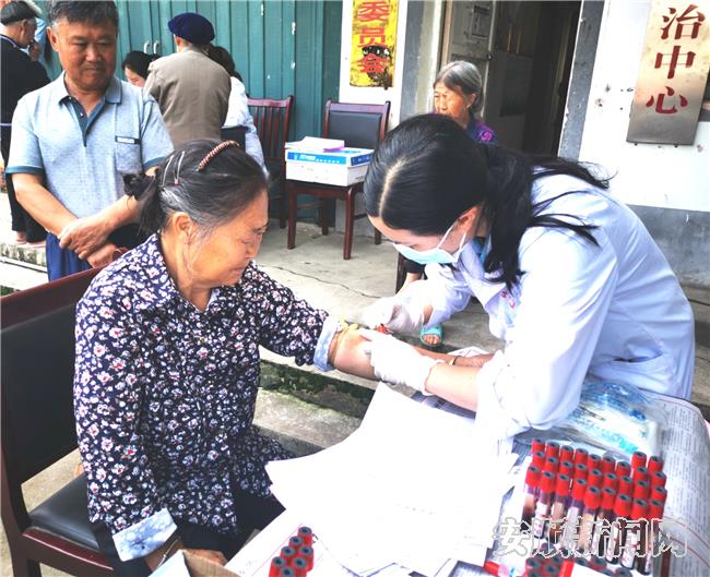 活动现场，党员志愿者为群众义诊.jpg