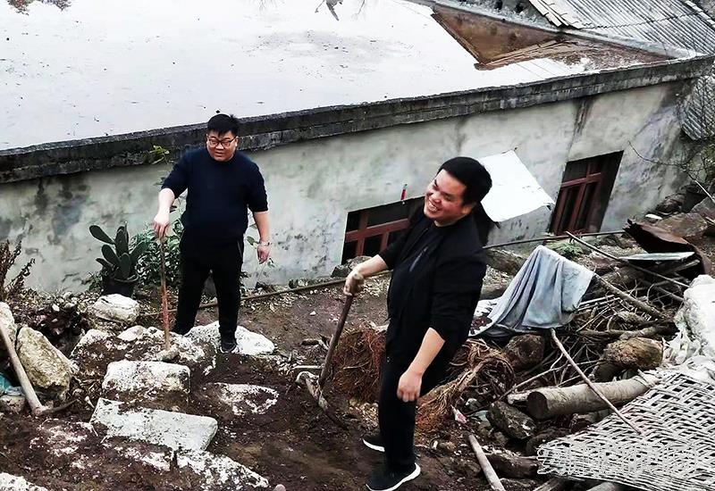 驻村第一书记吴仲理（左）与驻村干部为贫困户修连心路.jpg