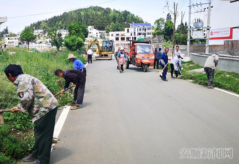 村民共同清理路面卫生.jpg