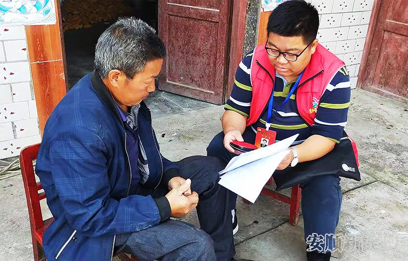 驻村第一书记吴仲理走访贫困户.jpg