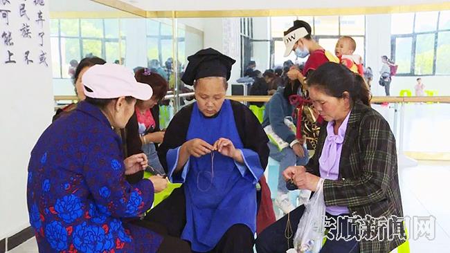 关岭举办妇女手工刺绣订单技能培训.jpg