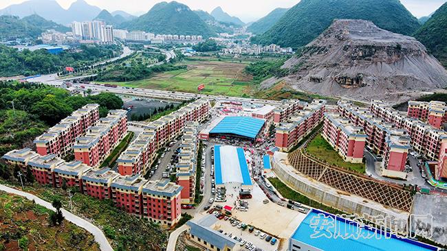 航拍关岭自治县同心中药材（综合）集贸市场.jpg