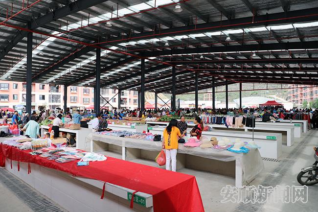 关岭自治县同心中药材（综合）集贸市场的农贸区域.jpg