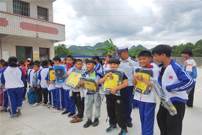 5月26日，紫云自治县消防救援大队联合安顺市平凡志愿者公益协会走进紫云火花克田小学，为校园留守儿童送去“消防安全大礼包”。.png