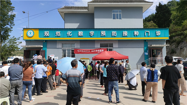 当地群众正在有序接种疫苗2.jpg
