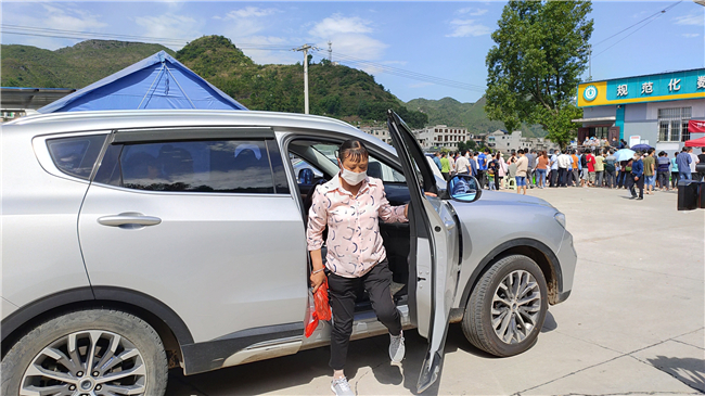 各村群众纷纷在村干部的“专车服务”下到达镇卫生院.jpg
