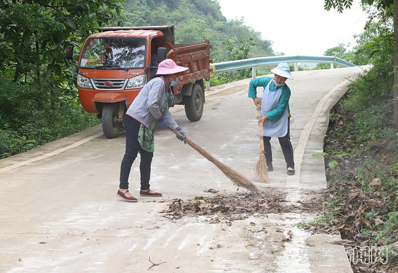 村民清扫道路落叶.jpg