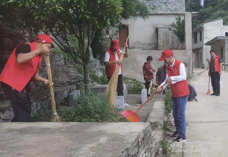 村支两委组织村民志愿者打扫卫生.jpg