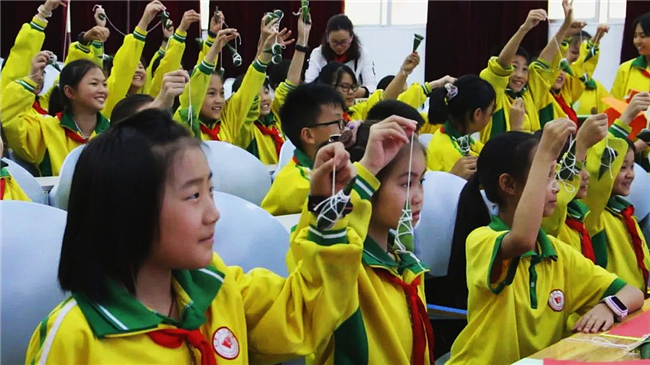 关岭自治县龙潭中心小学的学生们正在学习包粽子7.jpg