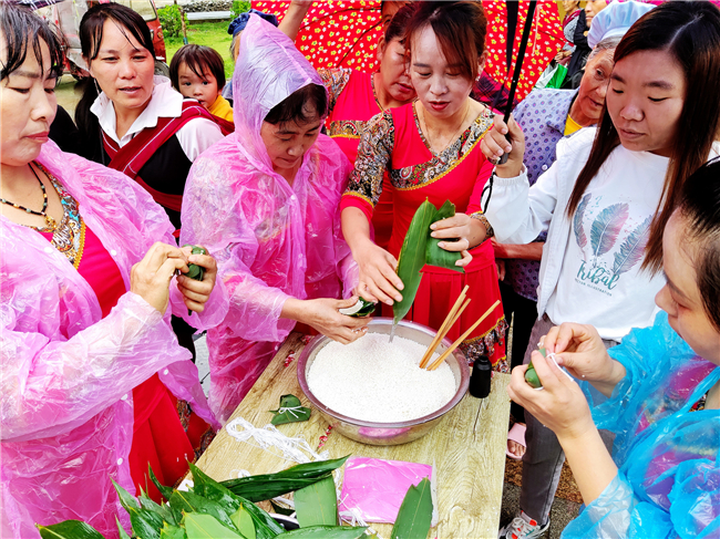 关岭百合街道举办端午节包粽子活动2.jpg