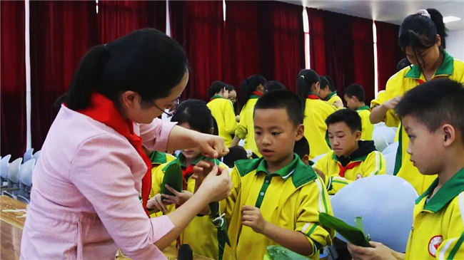 老师手把手教学生们包粽子.jpg