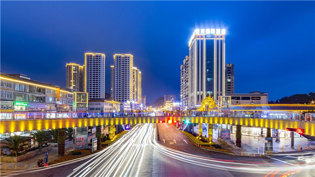 镇宁县城黄果树大街夜景——曹业鹏 摄.jpg