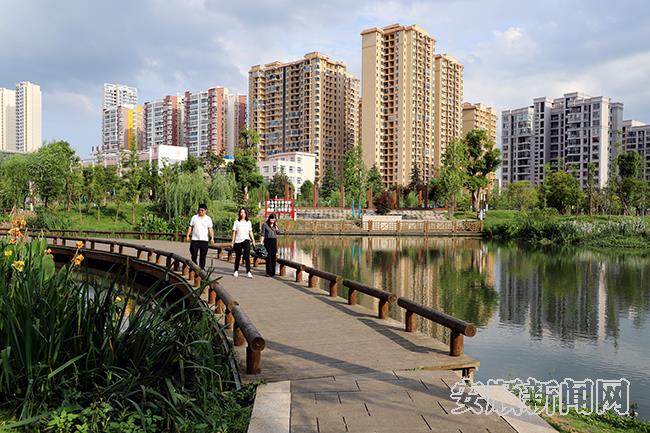 平坝城区杨柳湾湿地公园步行栈道.jpg