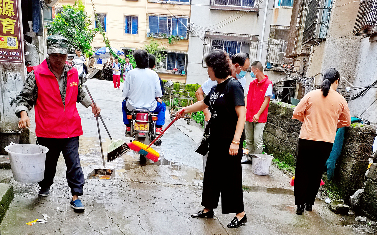 社区干部和志愿者正在打扫背街小巷和老旧小区的环境卫生.jpg