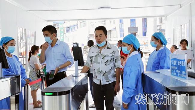 关岭县人民医院：智慧防疫再升级，智能闸机秒通行1.jpg