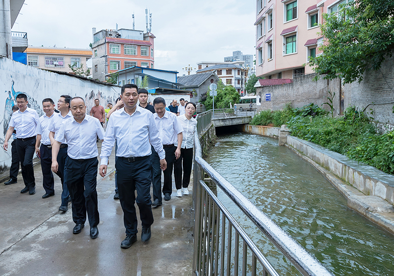 普定县富强路调研黑臭水体治理.jpg