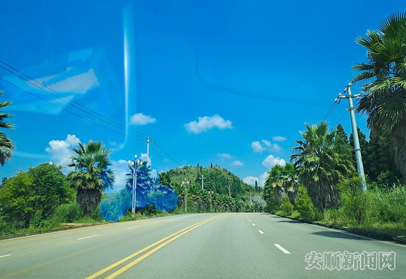 普定县宽阔的道路.jpg