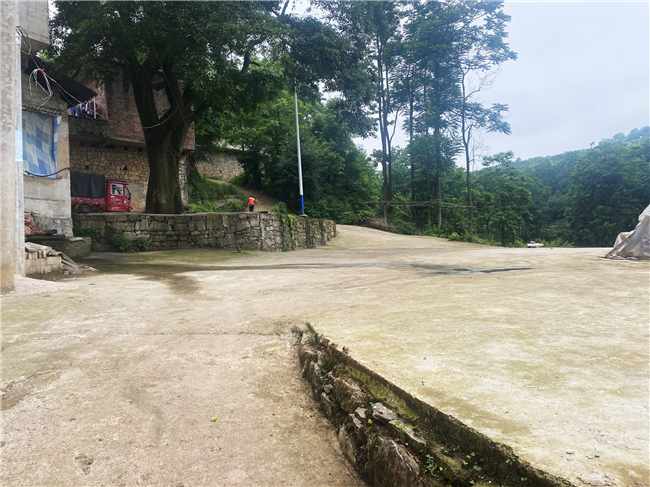 角寨村干净整洁的村组道路.jpg