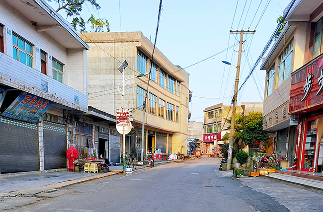 老街主干道经过环境卫生、占道经营和私搭乱建整治后，解决了当地交通拥堵问题，也一改往日的“脏乱差”。2.jpg