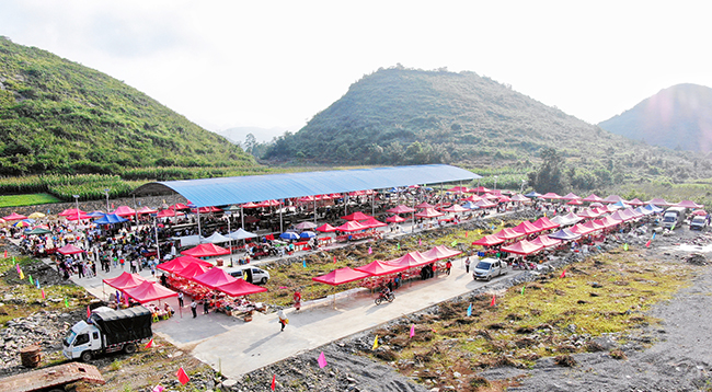 新建的农贸市场为当地群众营造了良好的消费环境和居住环境.jpg