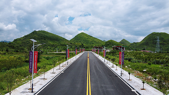 岗乌镇新型城镇化建设的柏油大道.jpg