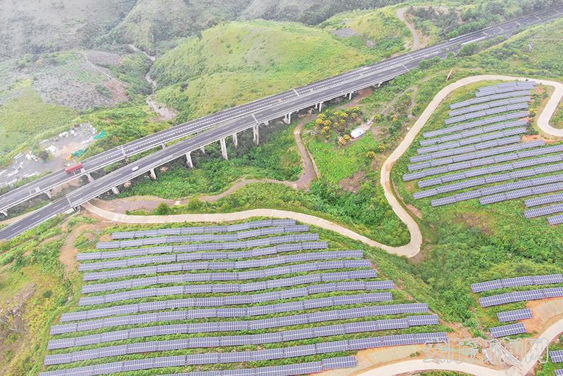 高速公路与关岭光伏区隔山相对.jpg