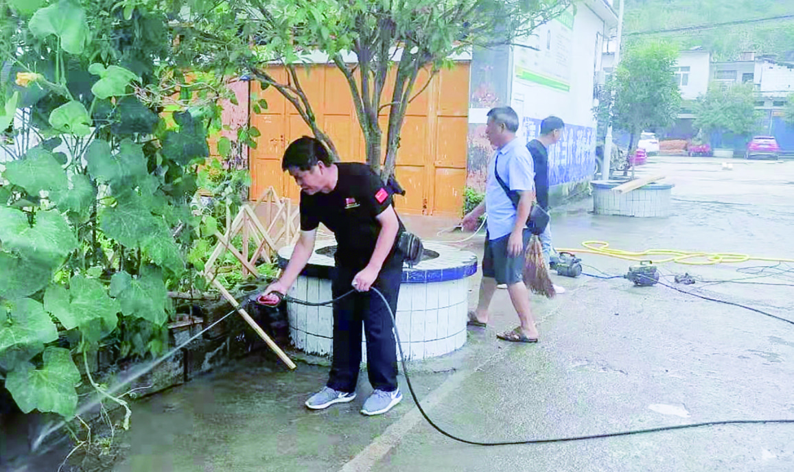 包保干部与村民打扫村中道路.jpg