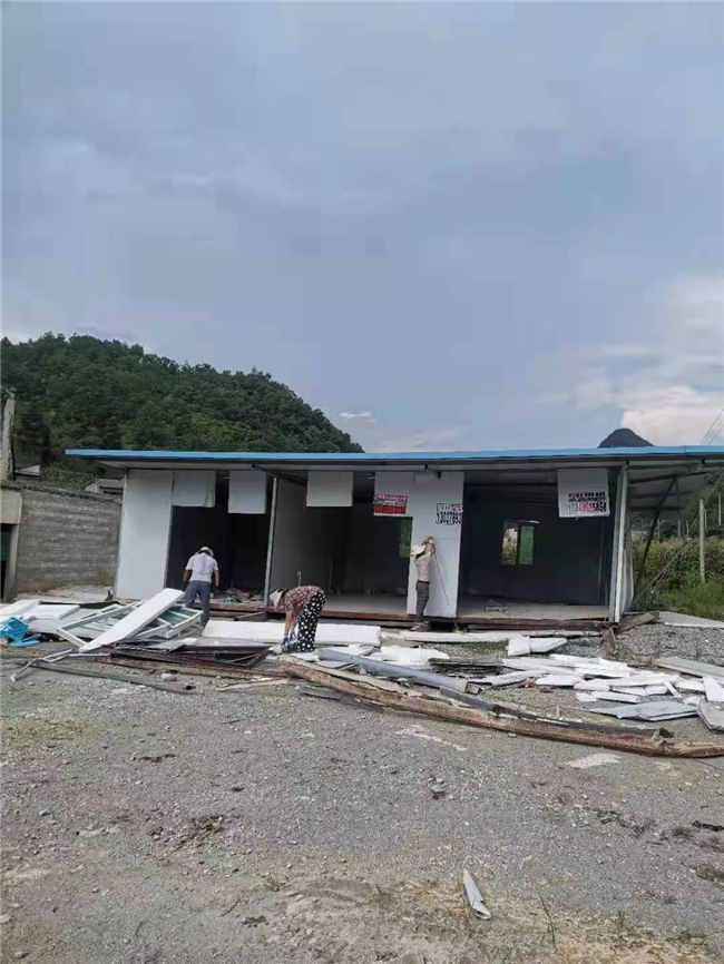 板当镇拆除乱搭乱建临时建筑.jpg