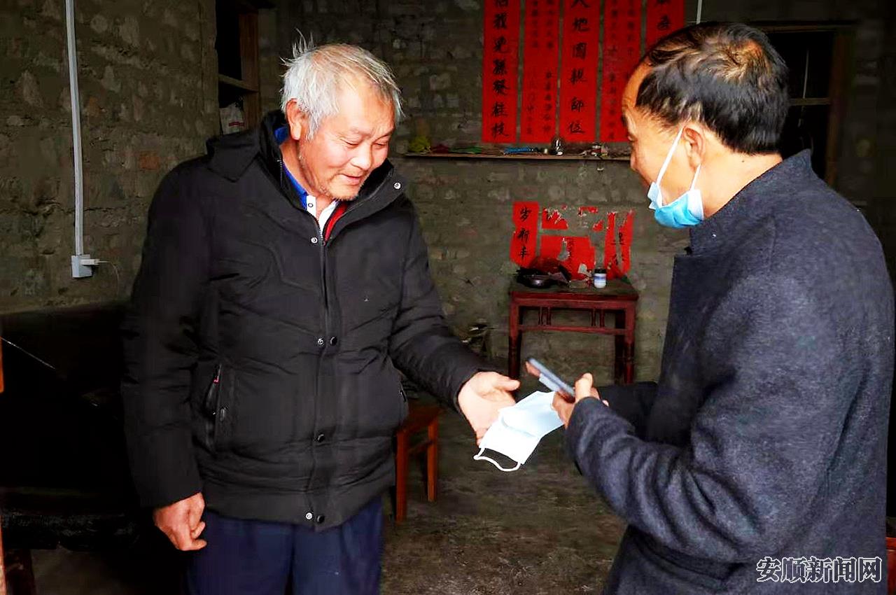 赵正勇到群众家中送口罩.jpg