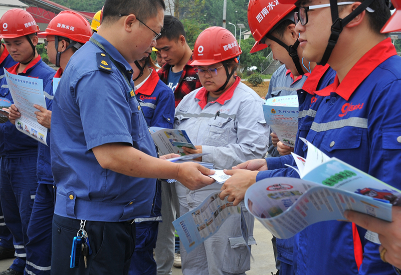 企业职工认真阅读公路宣传资料.jpg