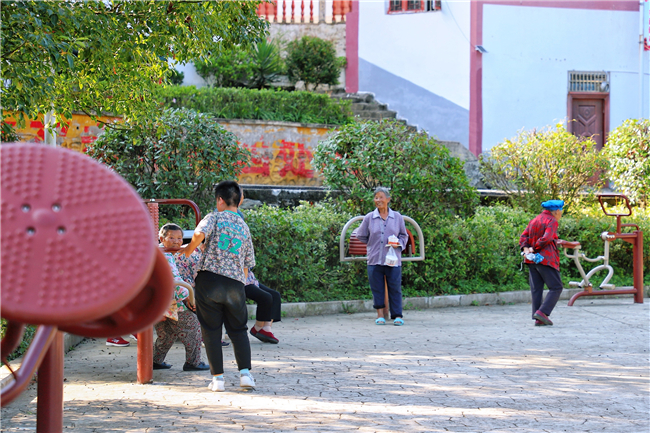 村里的老人在秧井广场运动器材区锻炼身体、休憩闲谈.jpg