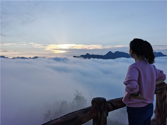 游客爬上同合村“黄家湾水库观景台”看云海.jpg
