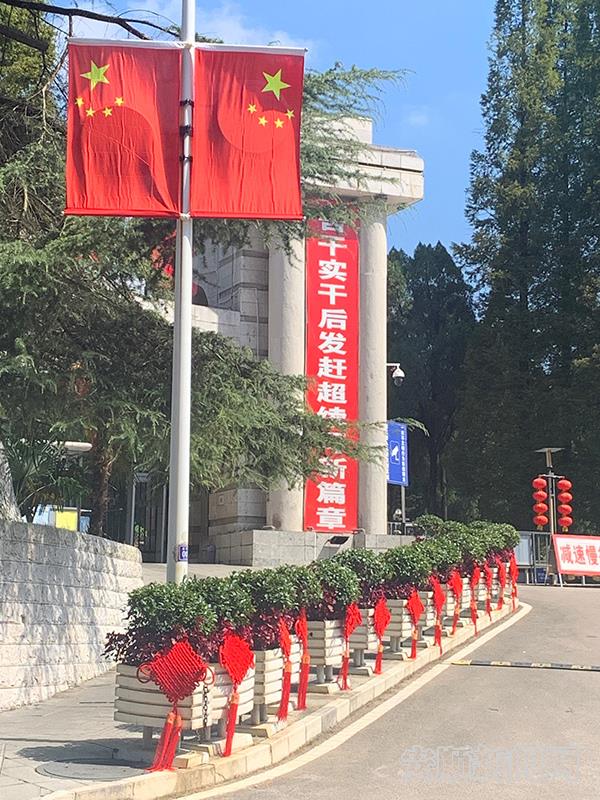 市委大院一角.jpg