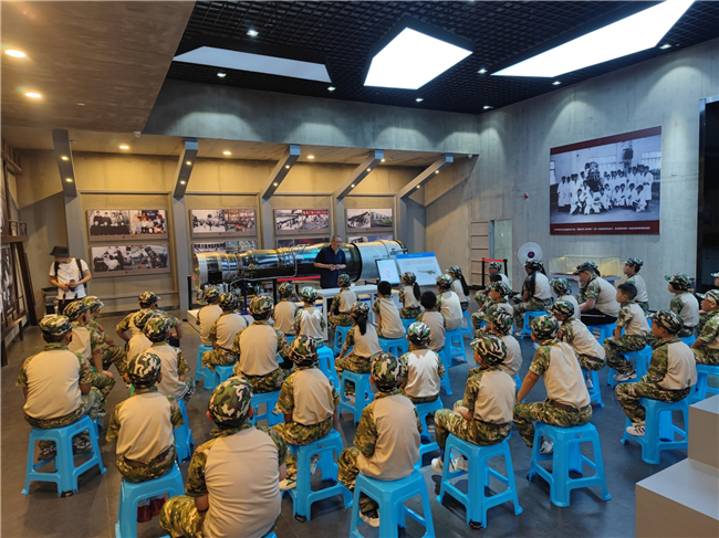 图为研学团队到黎阳航空展览馆参观学习，聆听老一辈建设者峥嵘岁月.jpg
