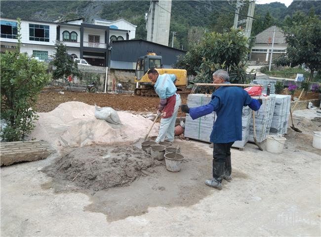 村民正在修建小广场.jpg