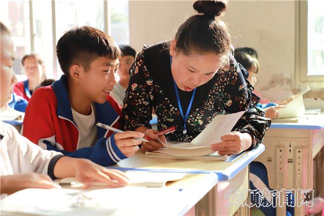 贾忠琴在课堂上指导学生作业.jpg