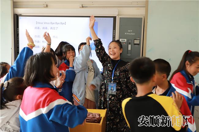 贾忠琴课后与学生们在一起.jpg