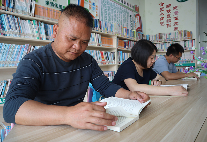 鼓楼街道同心社区开设图书室为社区群众提供阅读服务.jpg