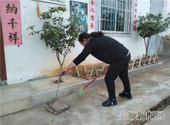 村民打扫房前屋后.jpg