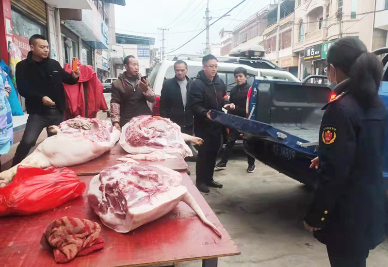 相关部门人员帮助经营户搬迁.jpg