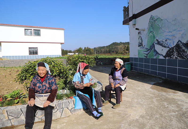 茶岭村百姓晒着太阳绣鞋垫.jpg