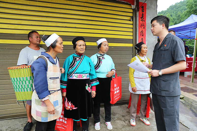 市中级人民法院开展法治宣传活动.jpg