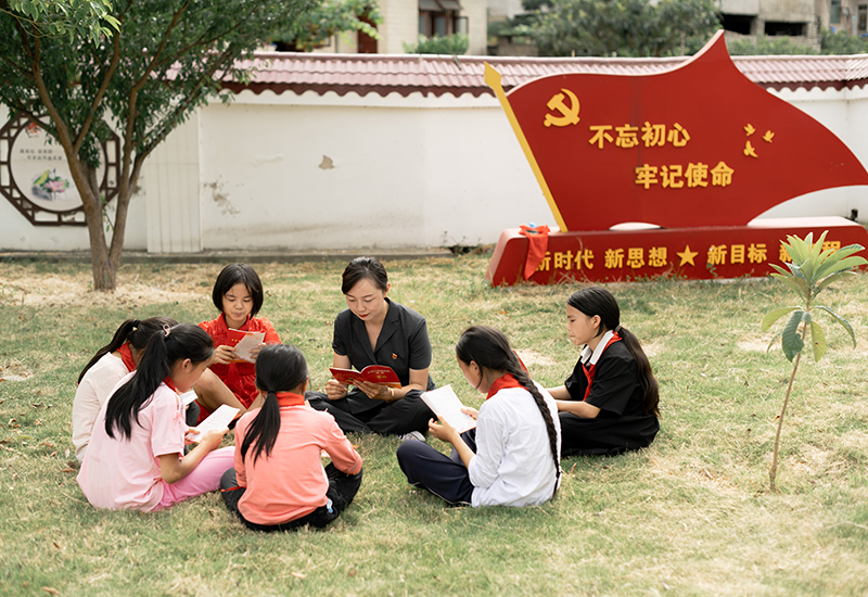 法院干警普及学习民法典.jpg