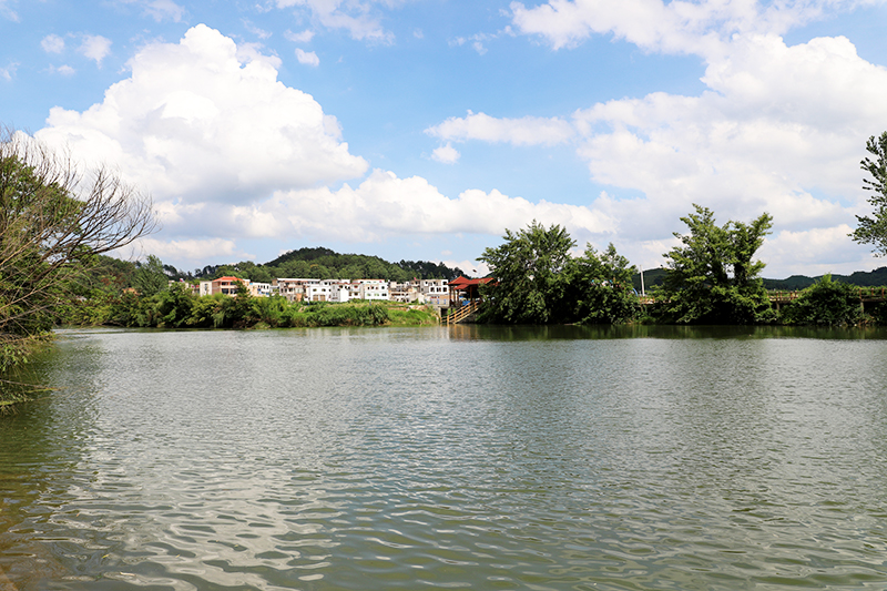 平坝羊昌乡龙海村蓝天碧水.jpg