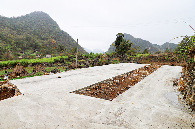 前锋村村民张吉发今年新建的家庭养殖场，建成后可以养殖60头牛，目前土地已经硬化完毕。.jpg