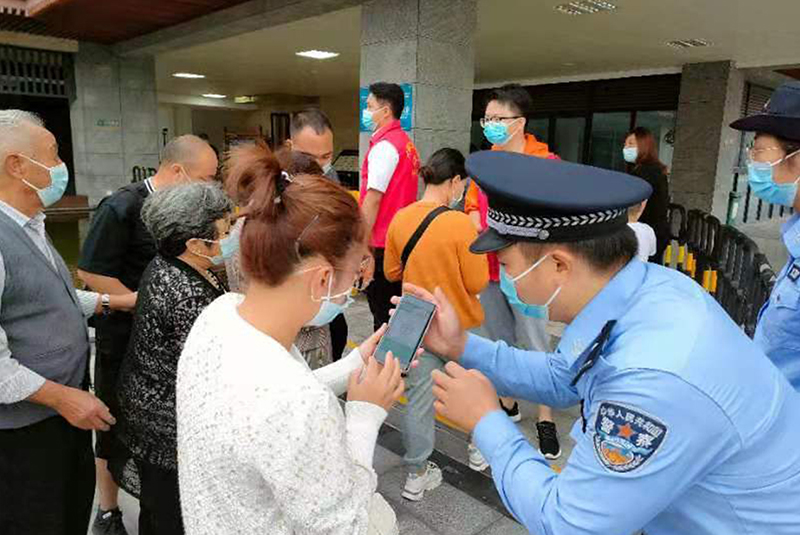 在开展党史学习教育中，黄果树旅游区工作人员为游客排忧解难。.jpg