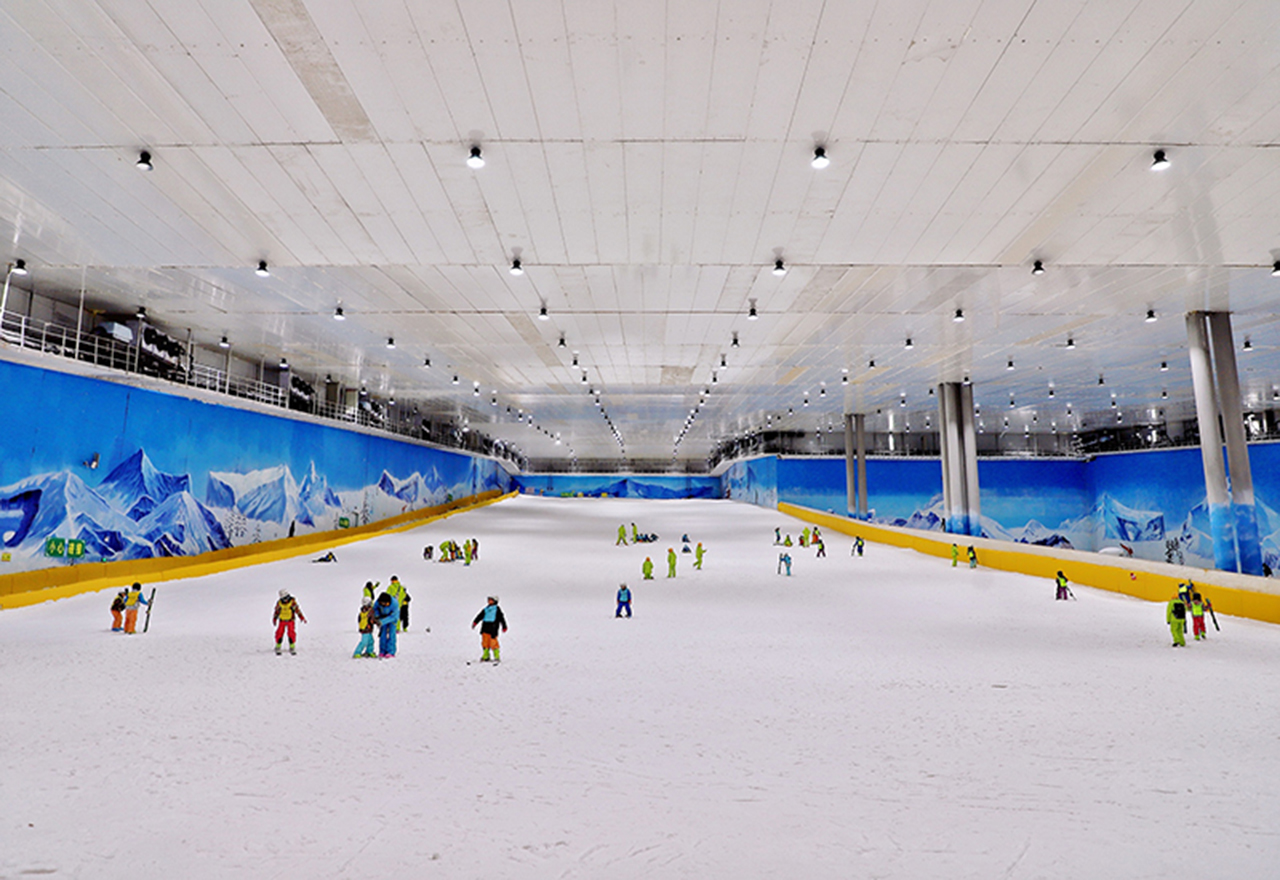 关岭黄果树奇遇岭景区的室内滑雪场.jpg